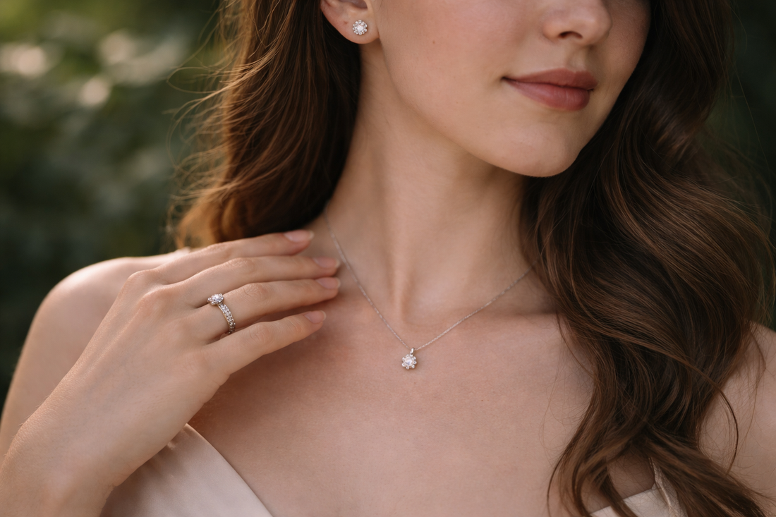 Frau mit minimalistischem Moissanit-Schmuck – silberner Ring, feine Halskette und Ohrstecker – getragen nah am Puls bei natürlichem Licht.