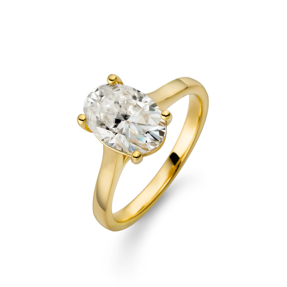Foundation Ring, vergoldeter Ring mit ovalem Moissanite-Stein, klassische Solitär-Fassung in eleganter Perspektive