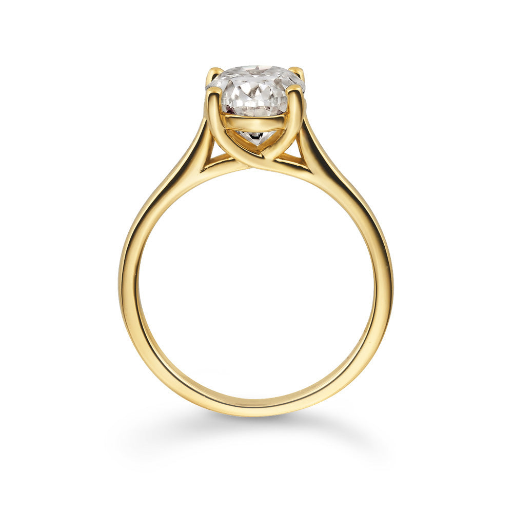 Foundation Ring, vergoldeter Solitär Ring mit ovalem Moissanite-Stein, symmetrische Ringschiene in Frontansicht