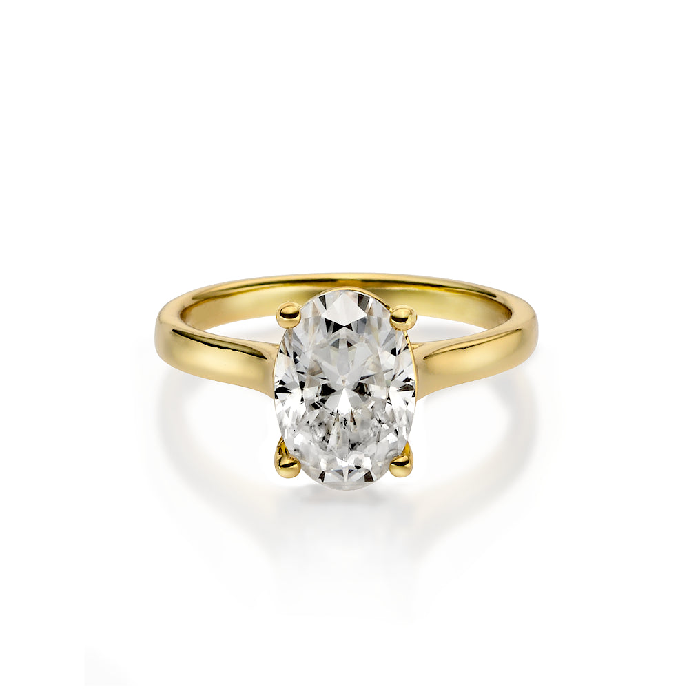 Foundation Ring, vergoldeter Ring mit ovalem Moissanite in klarer Frontansicht, zeitloses Solitär-Design