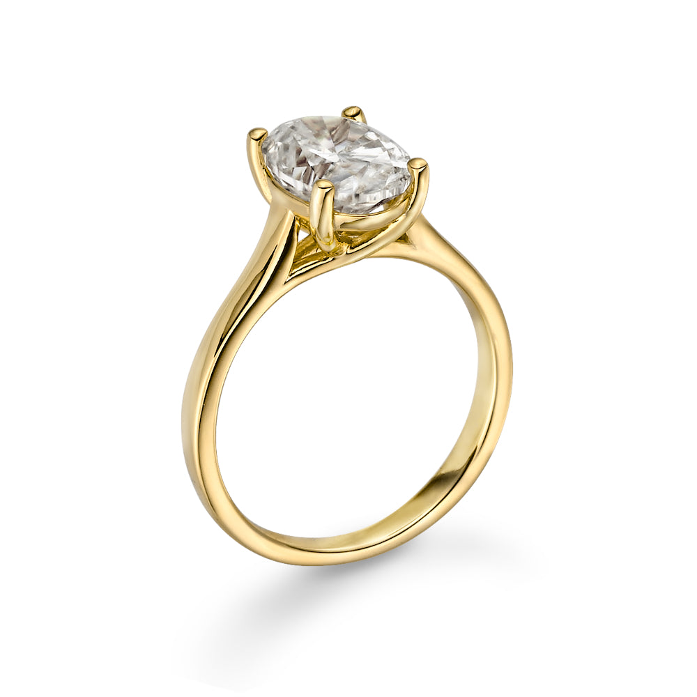 Foundation Ring, vergoldeter Ring mit ovalem Moissanite, klassische Fassung mit feinen Linien und Glanz