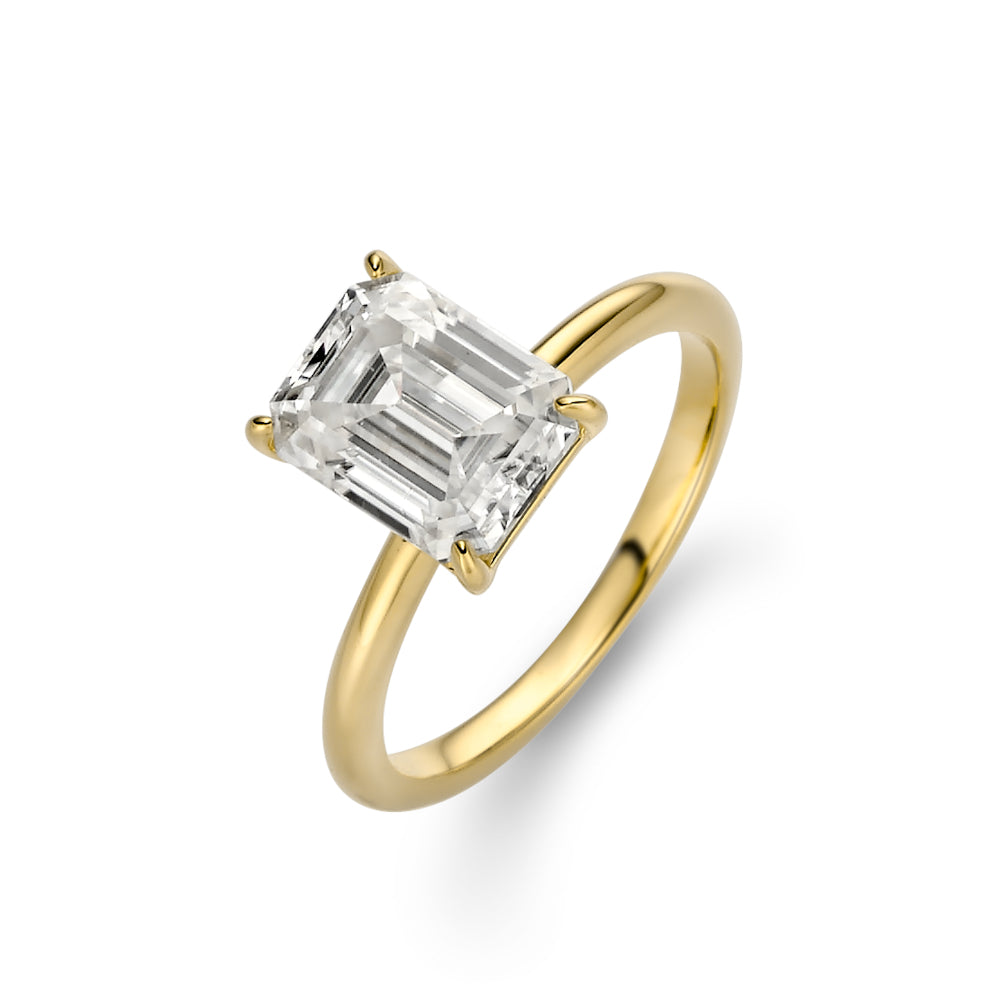 Horizon Ring, vergoldeter Ring mit rechteckigem Emerald Cut Moissanite, klassische Solitär-Fassung in eleganter Perspektive