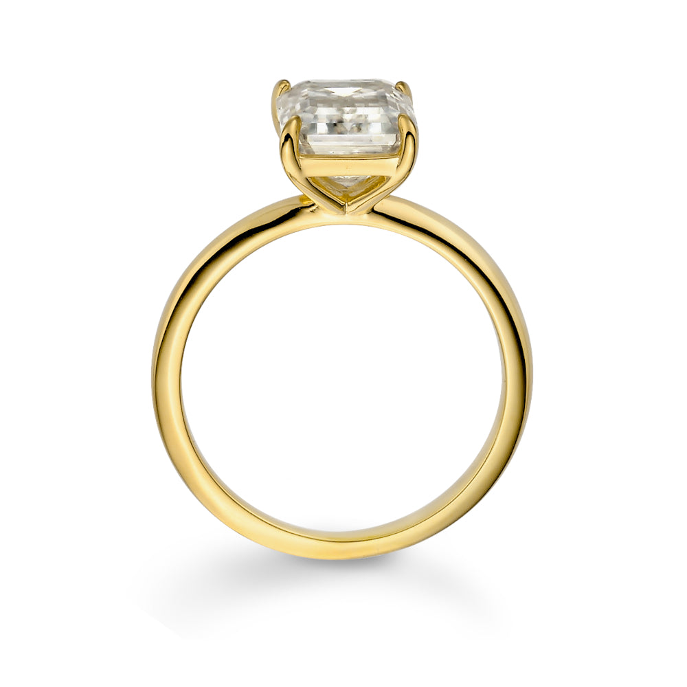 Horizon Ring, vergoldeter Solitär Ring mit rechteckigem Emerald Cut Stein, symmetrische Ringschiene in Frontansicht