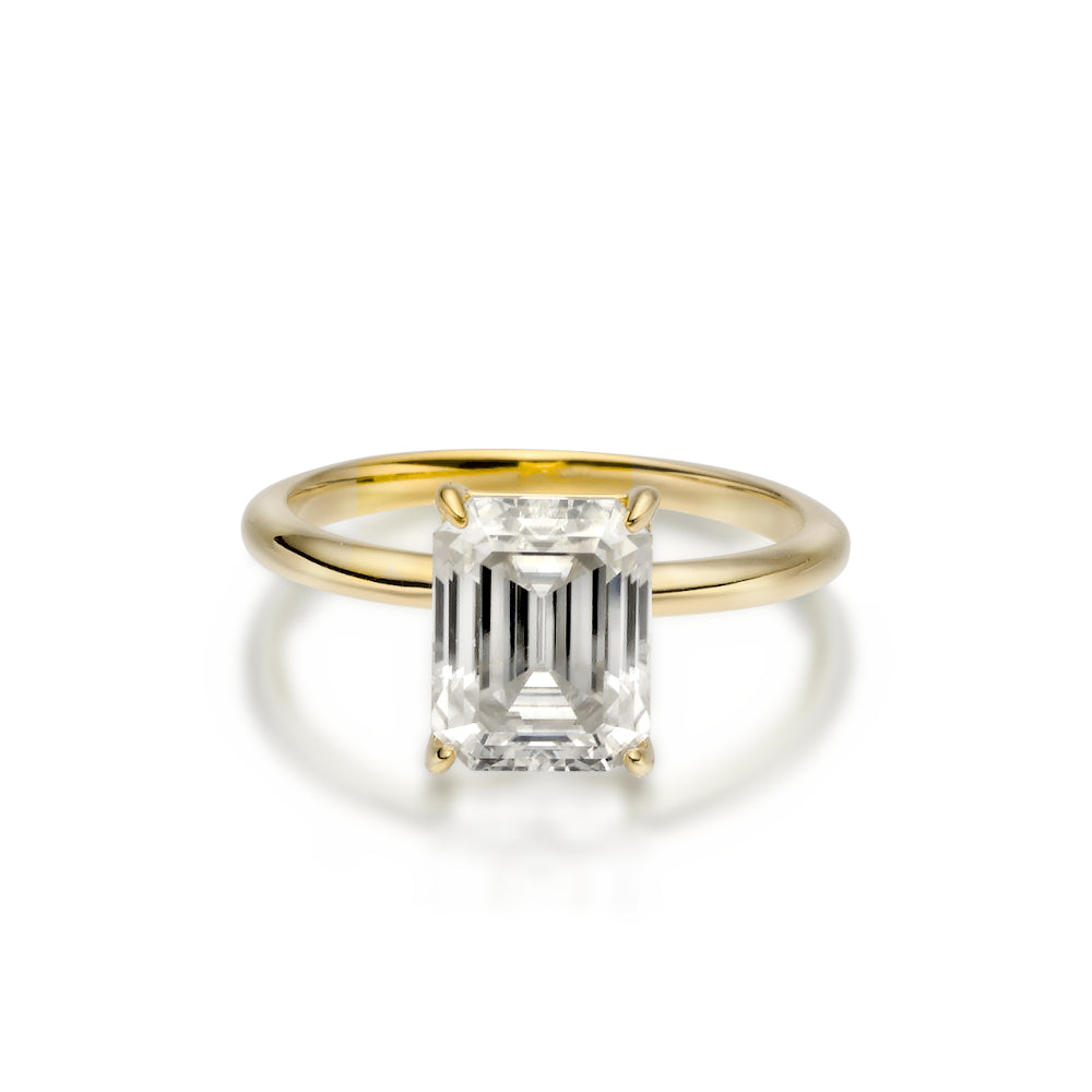 Horizon Ring, vergoldeter Ring mit Emerald Cut Moissanite-Stein in klarer Frontansicht, minimalistisches Solitär-Design