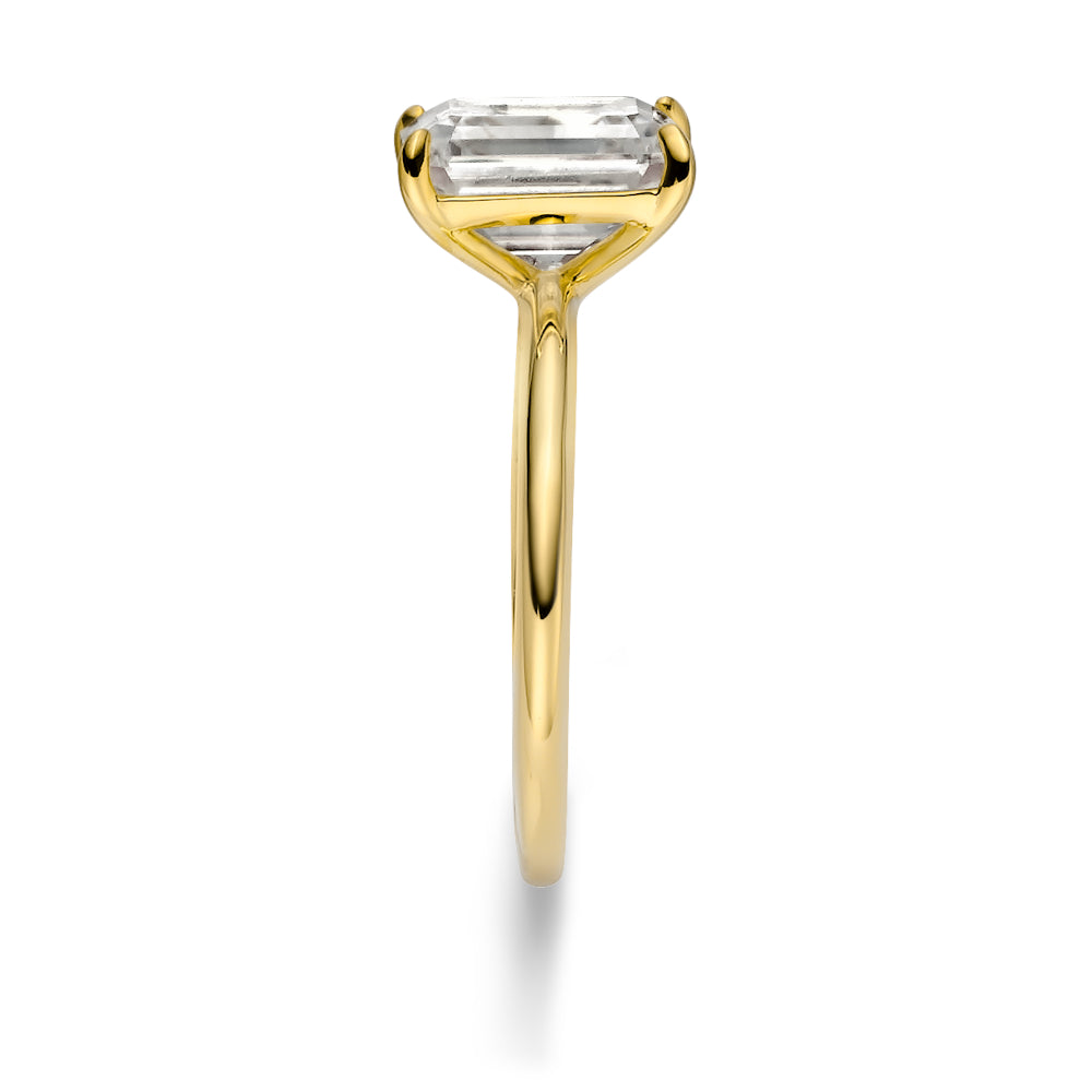 Horizon Ring, vergoldeter Ring mit Emerald Cut Moissanite, erhöhte Fassung und filigrane Ringschiene in Seitenansicht