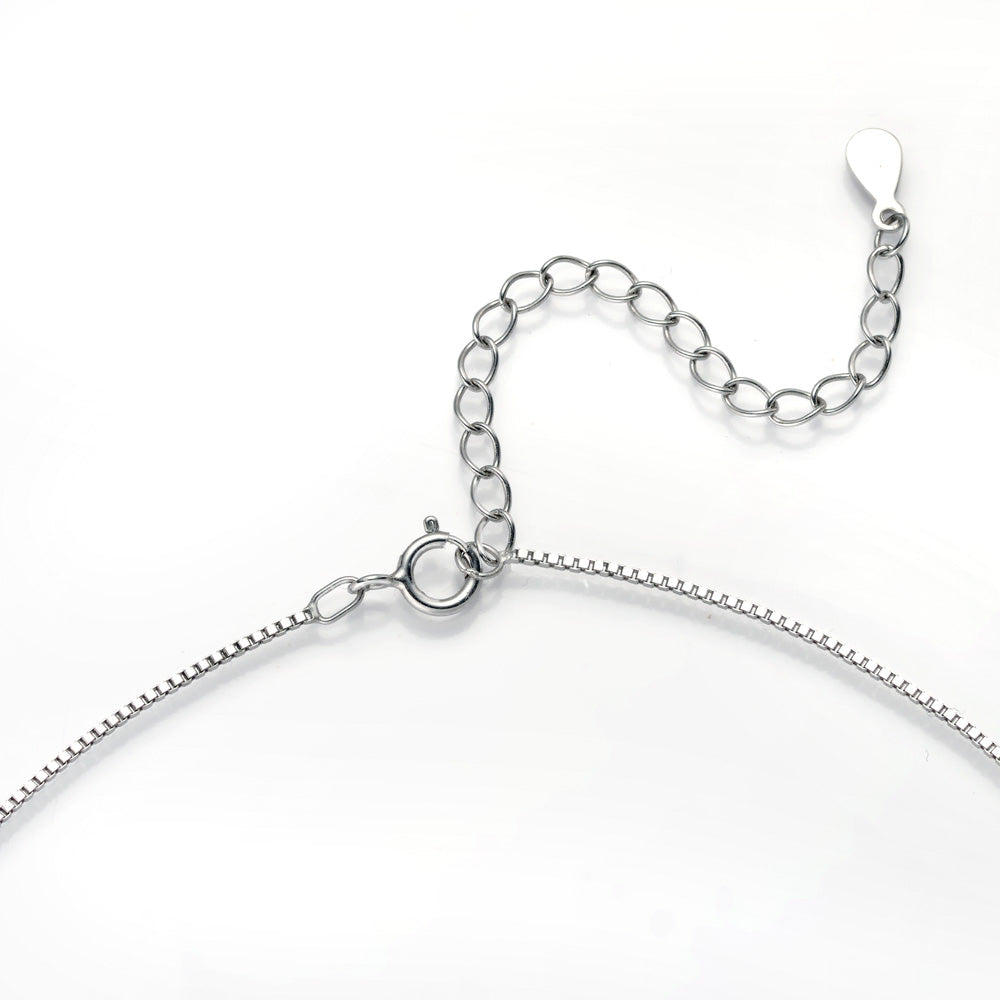 Essential Luminis collier by Glacier & Aurealis, crafted in silver with moissanite, featuring an adjustable chain clasp on a white background.