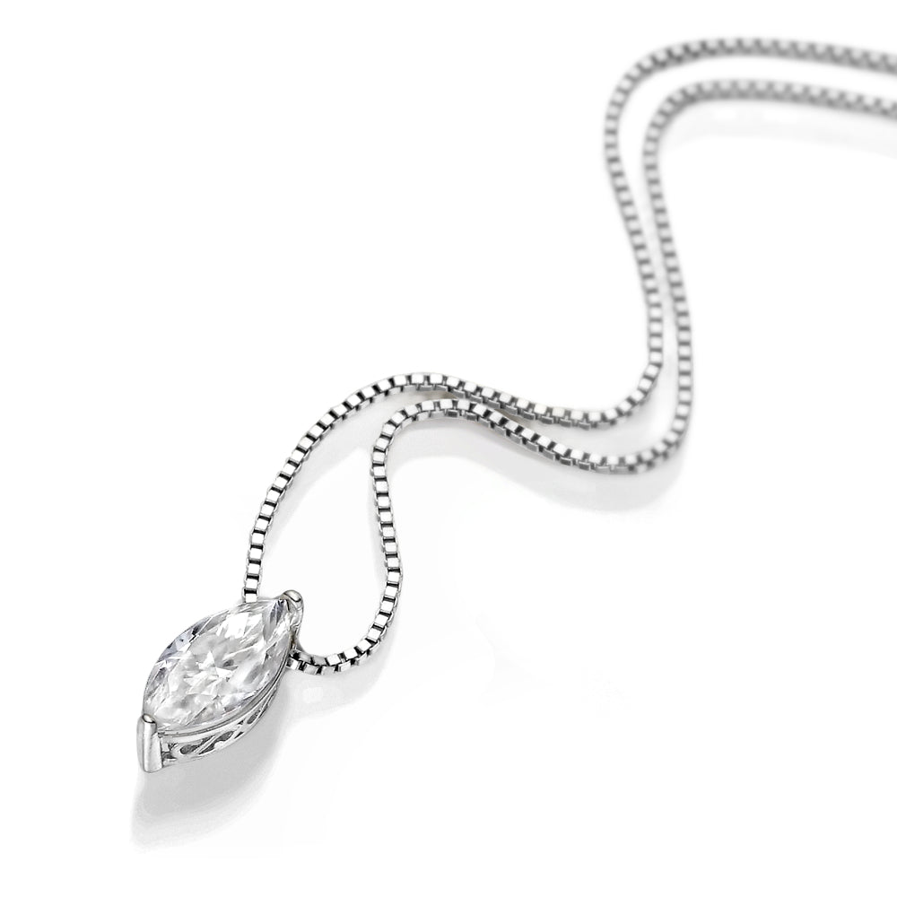 Essential Luminis collier by Glacier & Aurealis with moissanite in silver.