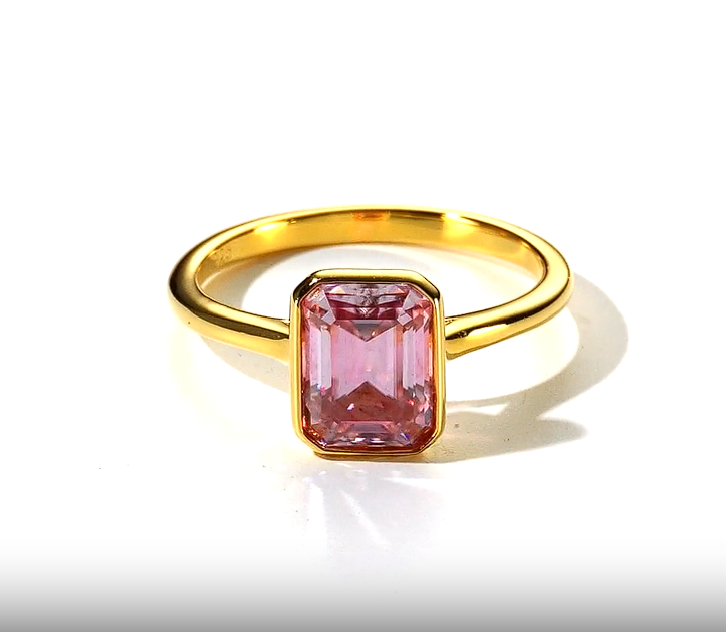Video des Rosé Rings mit rosafarbenem Moissanit im Emerald Cut und 18k vergoldetem 925 Sterling Silber.